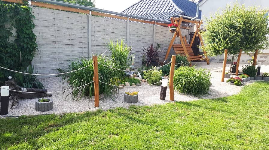 Plastový záhradný obrubník medzi trávnikom a štrkovým záhonom